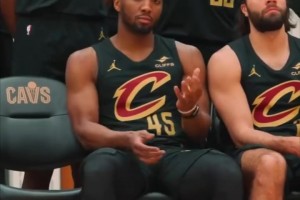 😀骑士拍摄全家福：米切尔化身蜘蛛侠，阿特金森假笑大师！